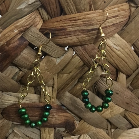 Handmade gold Green pearl earrings on chain - Picture 5 of 7